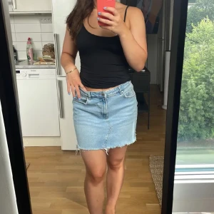 Jeanskjol - Jättefin jeanskjol perfekt till sommaren. Vinter nu, därav priset🫶🏼