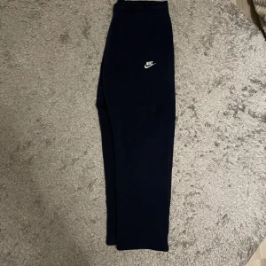 Mörkblåa Nike mjukisbyxor  - Mörkblåa Nike mjukisbyxor i storlek L. Bra skick, knappt använt. 
