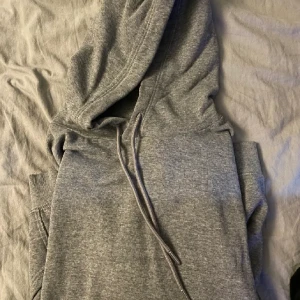 Hoodie - Hoodie H&M i storlek XS, knappt använd
