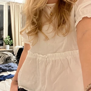Gullig blus - Jättegullig vit blus me volang🤍🤍💖