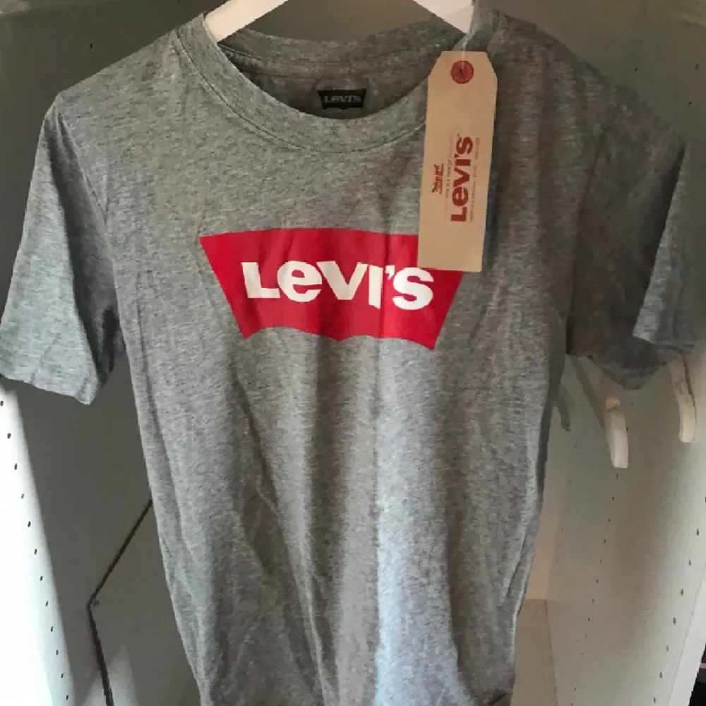 Helt ny Levis t-shirt💗 sitter som en S. T-shirts.