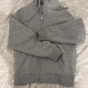 zip up hoddie - grå zip up hoddie