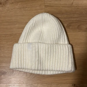 vit mössa - Perfekt till vintern och hösten 🤍
