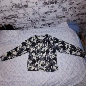 Säljer denna fina tröja från Monki i storlek XS! Inköpspris 200 kr. Fint skick! Kan skicka mer bilder om så önskas (: 