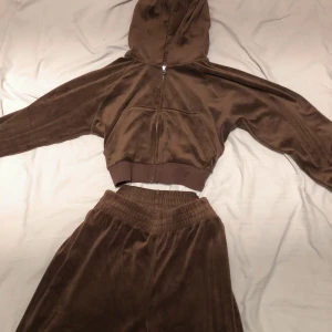 Brunt mjukisset - Set från H&M. Supermysigt, men inte min stil längre. Passar perfekt på mig som är 170 lång!