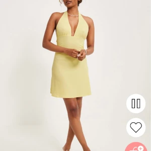 Gul festklänning - Jag säljer denna fina festklänning som är oanvänd💕! Säljer den då den helt enkelt inte passade min garderob. Nypriset är 399, pris kan även diskuteras!