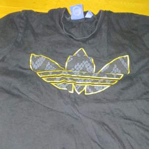 Svart Adidas t-shirt med Adidas logga på framsidan 