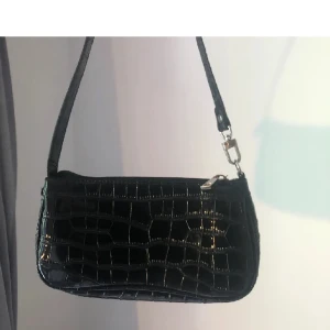 Väska - Enkel svart axelväska från shein! Toppen material och rymmer mycket!🥰