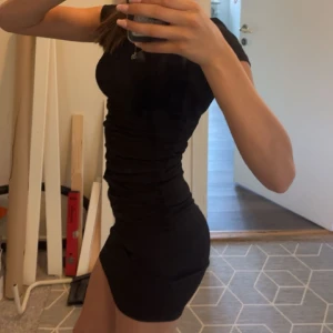 Svart klänning  - Svart klänning från H&M❣️Köptes i somras men aldrig kommit till användning sedan dess, så endast testad. Kom privat för fler bilder❣️