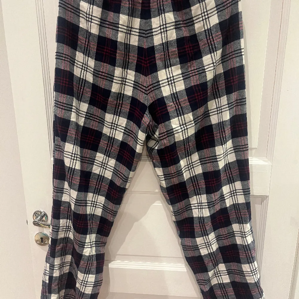 säljer mina jätte fina rutiga pyjamas byxor från twilfit som är i väldigt bra skick! 💕. Jeans & Byxor.