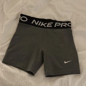 Nike pro shorts - Jag säljer två par så det är inte samma shorts. Nike shorts i grå i storlek xs/146-156. Lite använda men sälje pga att jag råka köpa de små. 
