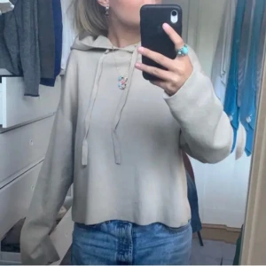 Stickad hoodie - Säljer en stickad hoodie i beige 