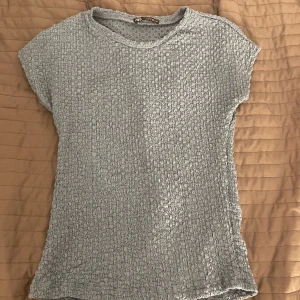 Zara t-shirt - Superfin t-shirt från Zara. Knappt använd 