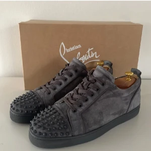 Christian Louboutin  - Säljer mina ett år gamla loubs, box tags, påsar, SVENSKT KVITTO, allt og finns med 👏  Hör av er vid frågor! Bin: 4500