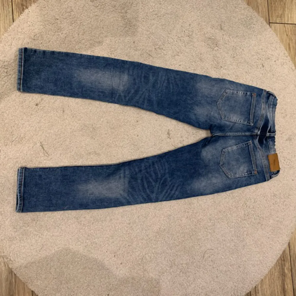 Säljer mina Lindex Jeans som är i mycket fint skick utan synliga tecken på användning. De är i storlek 164 och sitter slim. Vid minsta fråga eller fundering hör gärna av dig.💨 Mvh Jesper Mvh. Jeans & Byxor.