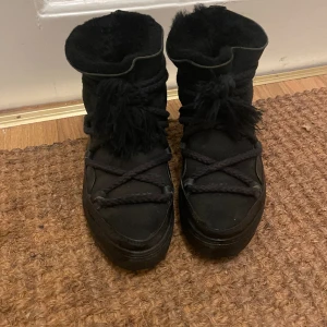 Svarta inuikii skor  - Svarta inuikii skor i modellen ”classic sneaker” i storlek 37. Skorna är i bra skick förutom att skosnörena gått upp (se bild 3) därav det billigare priset. Om skosnörena fixas eller byts ut är de i princip som nya ❤️ fraktar endast!