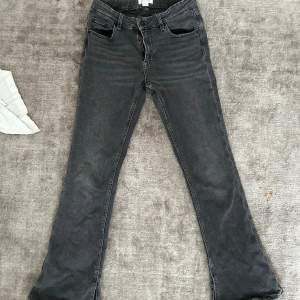 Säljer dessa lågmidjade jeans från Gina young. Storlek 158 men passar någon som är under 162. Justerbar midja, original pris: 250kr