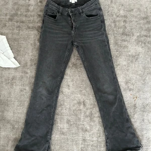 Bootcut jeans - Säljer dessa lågmidjade jeans från Gina young. Storlek 158 men passar någon som är under 162. Justerbar midja, original pris: 250kr