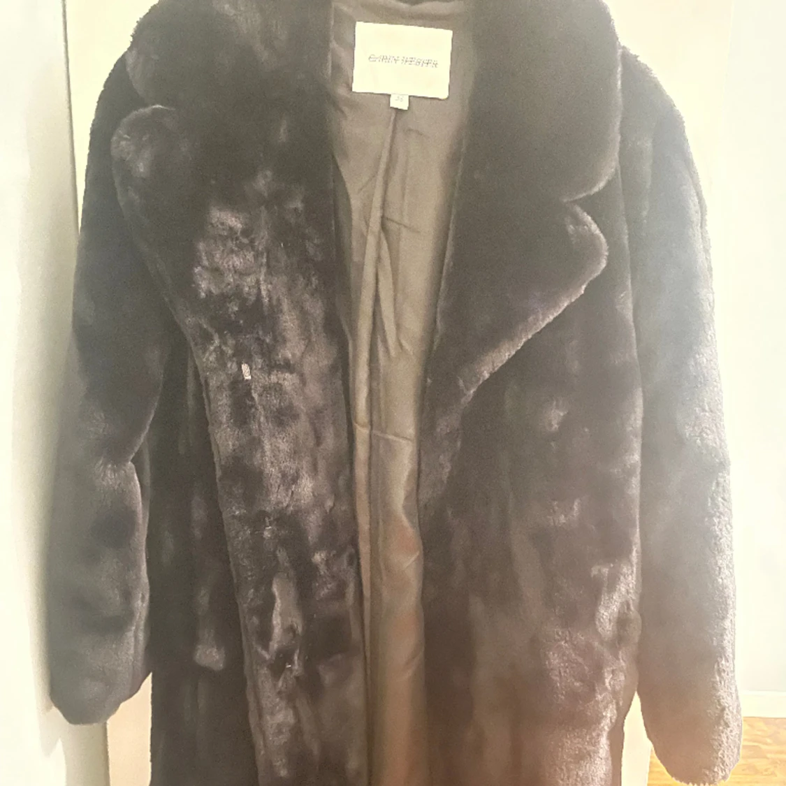 Gosig svart vinterfin kappa från Carin Wester