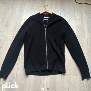 Zip från mango  - Fin tröja nästan aldrig använd, skriv vid frågor 