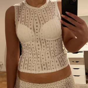 Cool topp!! - Tvärcool topp som kommer med ärmar man kan ta av! Perfekt till fest eller klubb!! Använd en gång till halloween, så funkar perfekt som utklädnad oxå🙌🏽🙌🏽🙌🏽❤️Storlek L men passar M och är köpt på shein😊