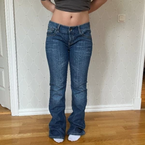 Lågmidjade jeans  - Snygga vintage jeans!💕  Midjemått( rätt över): 41cm Inerbenslängd: 83cm Lårmått ( rätt över):25cm    Köp gärna via ”KÖP NU”💖 Skriv ifall ni har några frågor eller funderingar // perfectjeans🫶