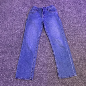 Low waist Levi’s Jeans - Säljer dessa lågmidjade Levis Jeansen på grund av att det är för små för mig. Dem är storlek 12A, de heter Authentic straight. Dem är jätte stretchiga och sköna för att vara Jeans! Original pris runt 1000. Säljer för 650 pågrund av att de är begagnade!💕💕