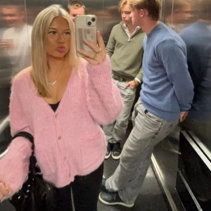 Rosa lindex kofta - Säljer denna fina rosa stickade koftan från lindex. Lånad bild då jag inte använt min. Inga defekter i nyskick!🙌🏻🤍