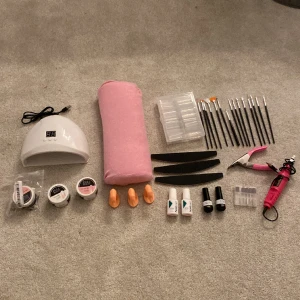 Nagel kit - Säljer nu alla dessa nagel saker i ett kit!   I kitet så finns det: Uv-lampa 2 rosa gel och 1 vitt 3 provfingrar 1 kudde 200+ tippar Borstar  3 nagelfilar Nagellim Base och top coat Nagelsax Nagelfil med filar till! Nagelfilen är såld och tipparna!