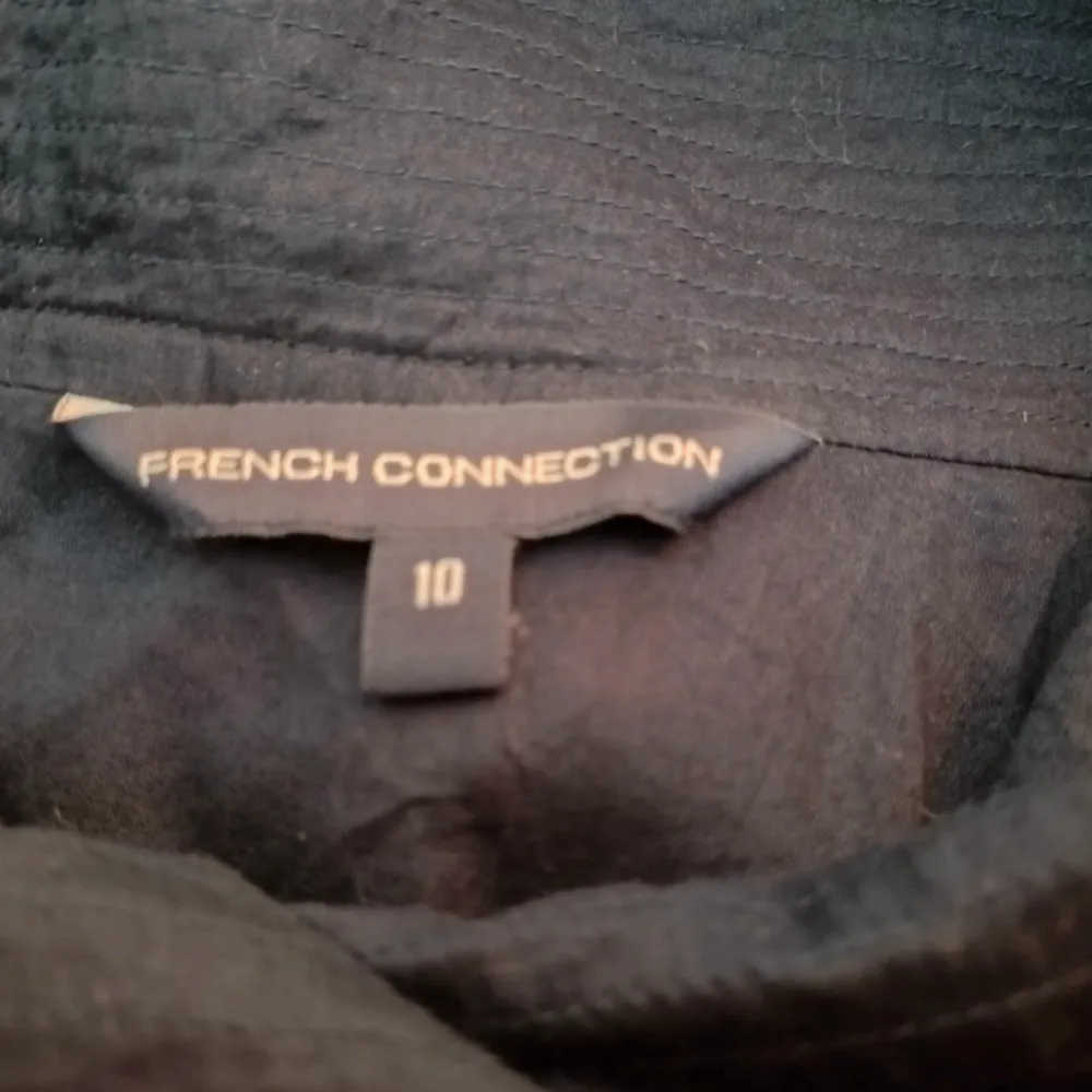 Klänning från French Connection i jättefint skick! ✨ Storleken är 10 men uppskattar att den passar xs eller s . Klänningar.