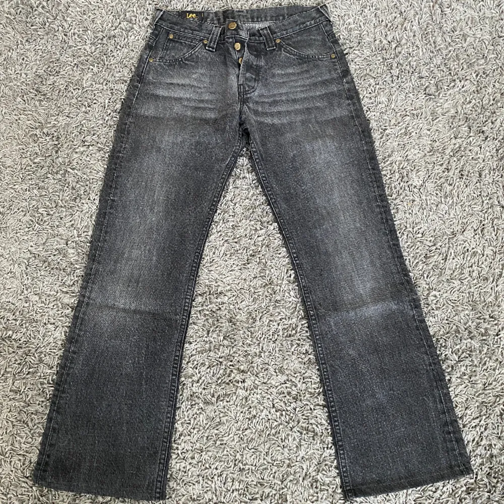 Superfina gråa midwaist jeans från Lee i toppenskick. Säljer pga för korta för mig Midjemått: 36 cm Innerbenslängd: 71 cm Ytterbenslängd: 97 cm. Jeans & Byxor.