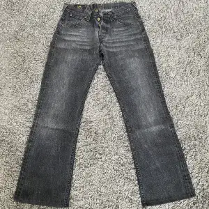Superfina gråa midwaist jeans från Lee i toppenskick. Säljer pga för korta för mig Midjemått: 36 cm Innerbenslängd: 71 cm Ytterbenslängd: 97 cm