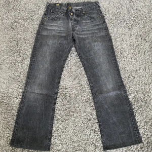 Lee jeans - Superfina gråa midwaist jeans från Lee i toppenskick. Säljer pga för korta för mig Midjemått: 36 cm Innerbenslängd: 71 cm Ytterbenslängd: 97 cm