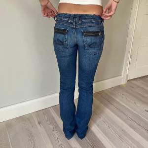 Jättesnygga jeans, först till kvarn❤️🩷❤️ Dom är unika med snygga bakfickor och fin passform. Frakten kostar 89kr!! Så totala priset blir 589kr❤️