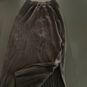 Svart lång kjol. - Svart kjol med slits. Bra skick. Stolek S. Köparen står för frakten.