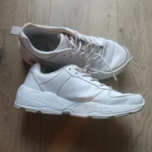 Sneakers  - Superbekväma sneakers, inte kommit till användning tyvärr (hade ett par andra jag gillat bättre). Sparsamt använda men skosnörena har gulnat lite grann som man ser på sista bilden, därav priset. Jag har vanligtvis st. 39 men dessa passar även mig. 