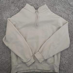 säljer denna vita hoodie från monki