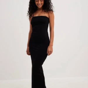 Svart bandeau klänning  - Säljer denna ursnygga klänningen från NA-KD då den inte kommit till användning❤️