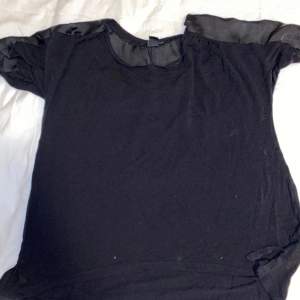Säljer en svart T-shirt, vid axlarna har den som siden tyg.  Är från H&M och är i storlek M. OBS: köparen står för frakten. (Annonsen finns ute på fler sidor)