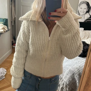 Stickad tröja  - Stickad tröja från & other stories! Stolek M men skulle passa S också 💓 Den har en mindre fläk på axeln som knappt syns! Därav pris 