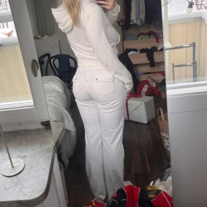 Juicy couture sett - Vitt juicy couture sett i storleken Xs säljs då de inte används längre