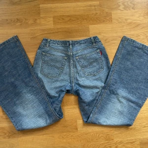 Utsvängda lowrise/midrise jeans - Såå snygga jeans som tyvärr är alldeles för små för mig😓 Midjemått: 66cm Innerben: 78cm