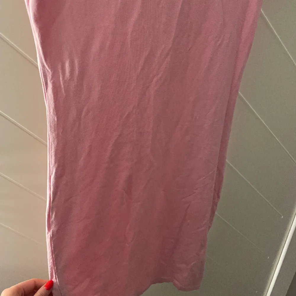 Säljer denna tajta rosa fina klänningen😊är i bra skick! Behövs bara strykas lite!. Klänningar.