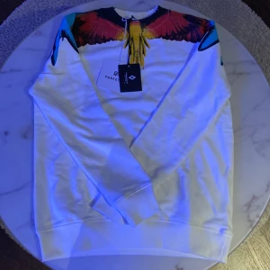 Marcelo burlon sweatshirt - Marcelo burlon Sweatshirt storlek s, Köpte som present till min bror. Men den passade inte. Säljs pågrund av att den inte gick och lämna tillbaks
