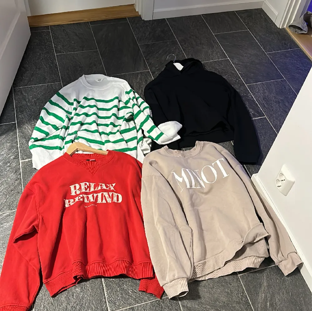 Ett klädpaket som består av 2 sweet shirt, 1 hoddie och 1 stickad tröja Alla är i storlek Xl (stickad är i L men är stor i storleken) (stickade är sen vit gröna. Hoodies.