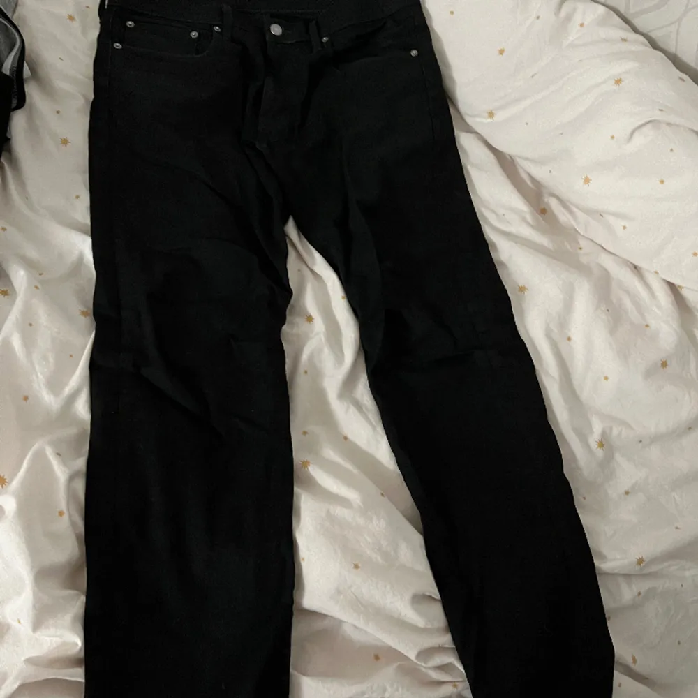 Säljer nu mina svarta Levis Jeans.  Storlek W 32. L 32.  Modell 502 Jeansen har inga hål eller defekter. De är köpta på Levis butiken. Skriv för fler bilder.. Jeans & Byxor.
