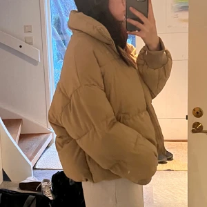 Vinterjacka - Är 165, får plats med en tjocktröjan under utan problem. Den är aldrig använd utomhus. 