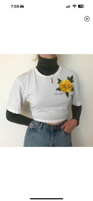 Blomma Tshirt - Super fin! Blomman är på sydd och sticker liksom ut!