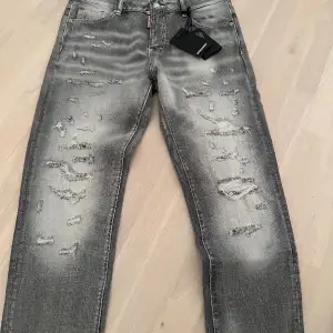 Tjena folket! Säljer nya, oanvända Dsquared jeans, gråa. Vid fler frågor är det bara att skriva.