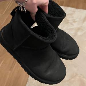 säljer mina ÄKTA Uggs då de tyvärr inte kommer till användning längre. Supersköna och i gott skick, trots flitigt använda.   kontakta mig för fler bilder💕 Nypris 2300 kr